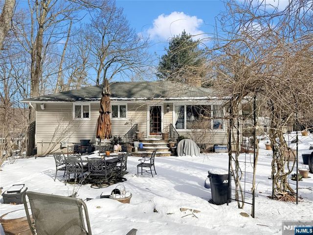 40 Pawnee Avenue, Oakland, NJ 07436