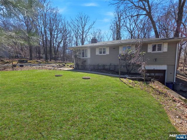 40 Pawnee Avenue, Oakland, NJ 07436