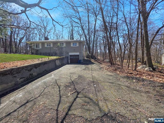 40 Pawnee Avenue, Oakland, NJ 07436