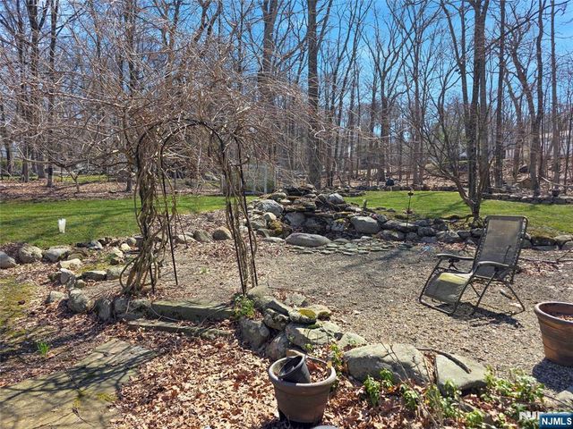 40 Pawnee Avenue, Oakland, NJ 07436