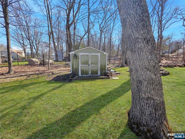 40 Pawnee Avenue, Oakland, NJ 07436