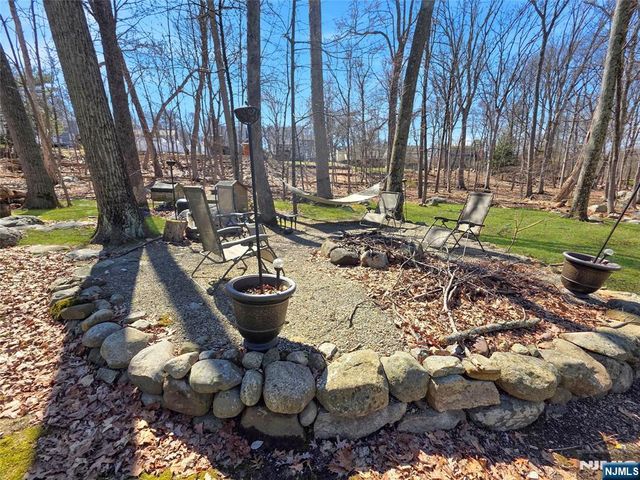 40 Pawnee Avenue, Oakland, NJ 07436