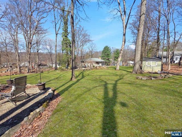 40 Pawnee Avenue, Oakland, NJ 07436