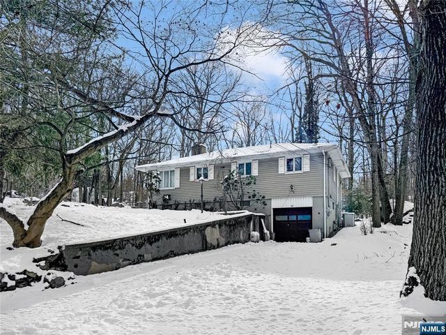 40 Pawnee Avenue, Oakland, NJ 07436