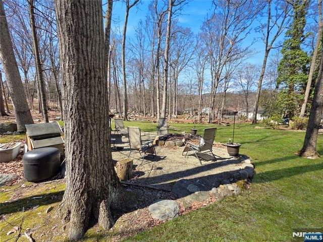 40 Pawnee Avenue, Oakland, NJ 07436