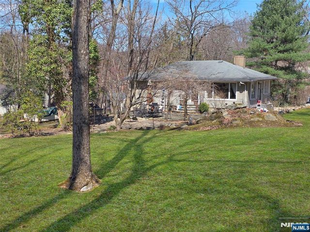 40 Pawnee Avenue, Oakland, NJ 07436