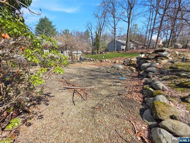 40 Pawnee Avenue, Oakland, NJ 07436