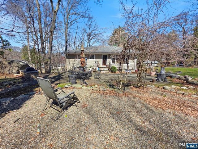 40 Pawnee Avenue, Oakland, NJ 07436