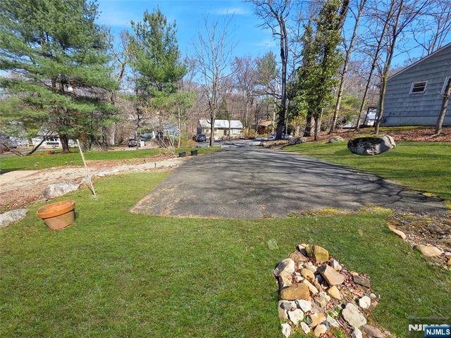 40 Pawnee Avenue, Oakland, NJ 07436