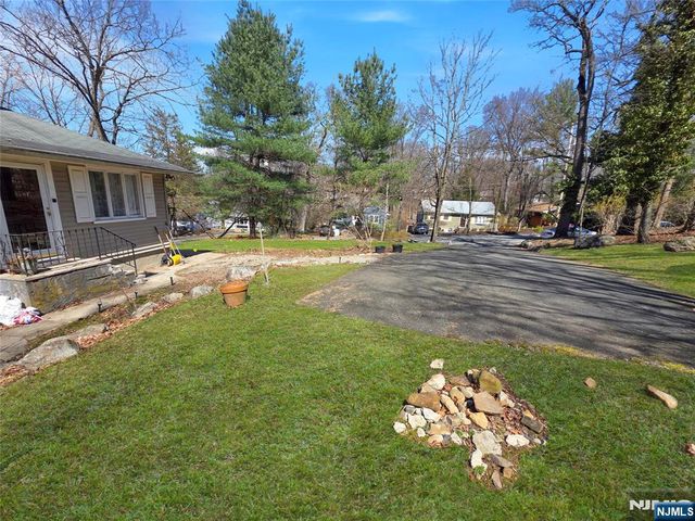 40 Pawnee Avenue, Oakland, NJ 07436