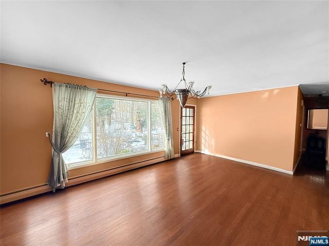 40 Pawnee Avenue, Oakland, NJ 07436