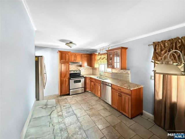 40 Pawnee Avenue, Oakland, NJ 07436