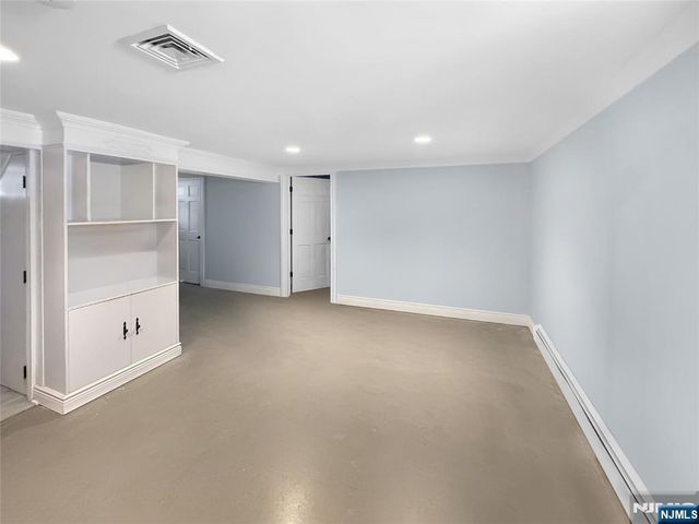 40 Pawnee Avenue, Oakland, NJ 07436