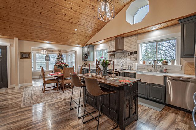 1027 Chevney Way, Shady Cove, OR 97539