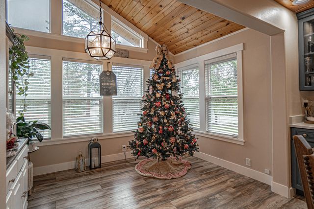 1027 Chevney Way, Shady Cove, OR 97539