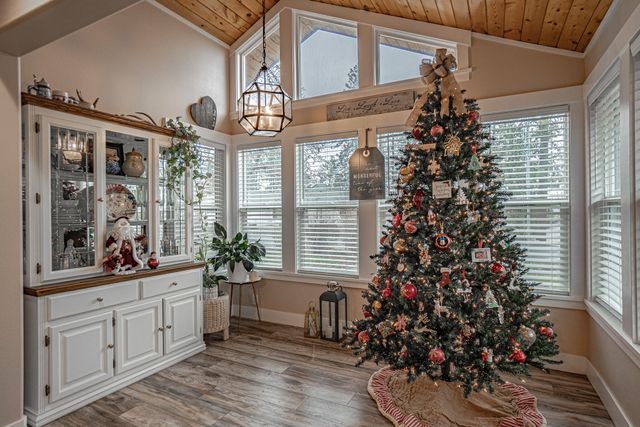 1027 Chevney Way, Shady Cove, OR 97539