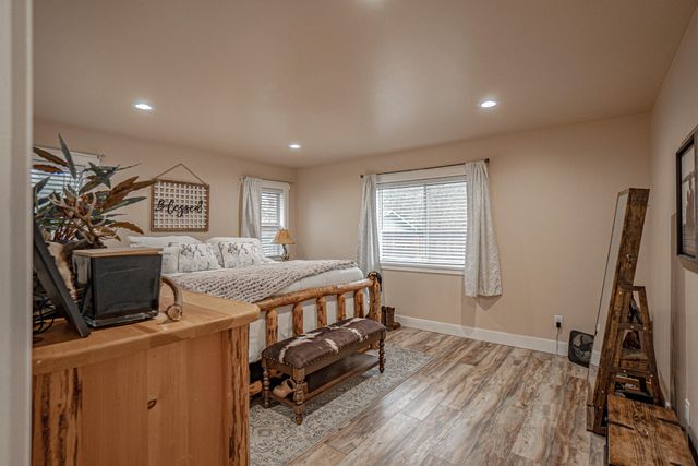 1027 Chevney Way, Shady Cove, OR 97539