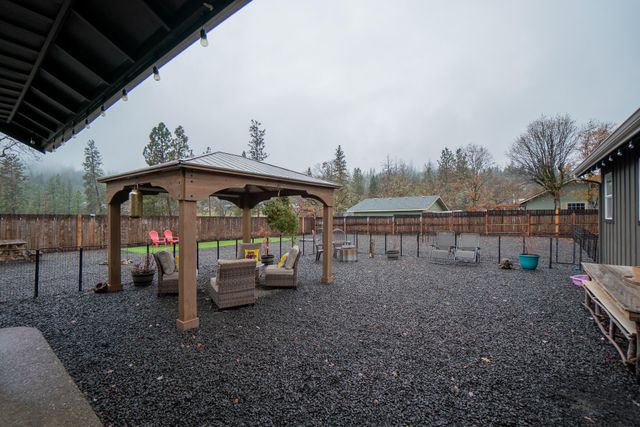 1027 Chevney Way, Shady Cove, OR 97539