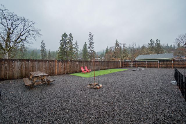 1027 Chevney Way, Shady Cove, OR 97539