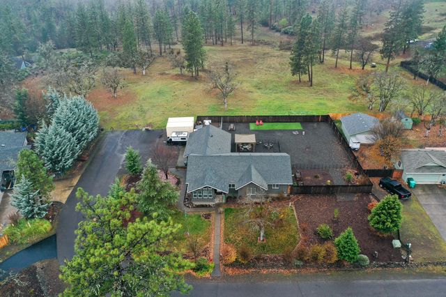1027 Chevney Way, Shady Cove, OR 97539