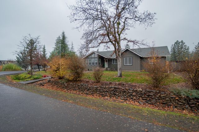 1027 Chevney Way, Shady Cove, OR 97539