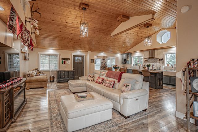 1027 Chevney Way, Shady Cove, OR 97539