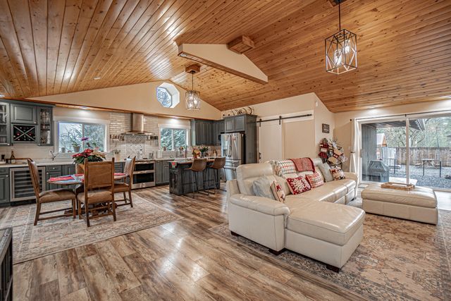 1027 Chevney Way, Shady Cove, OR 97539