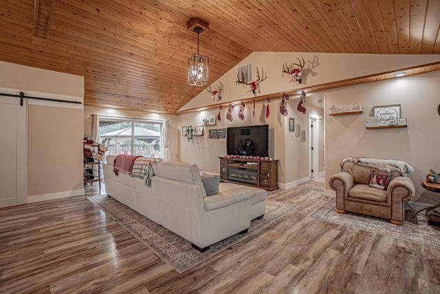 1027 Chevney Way, Shady Cove, OR 97539