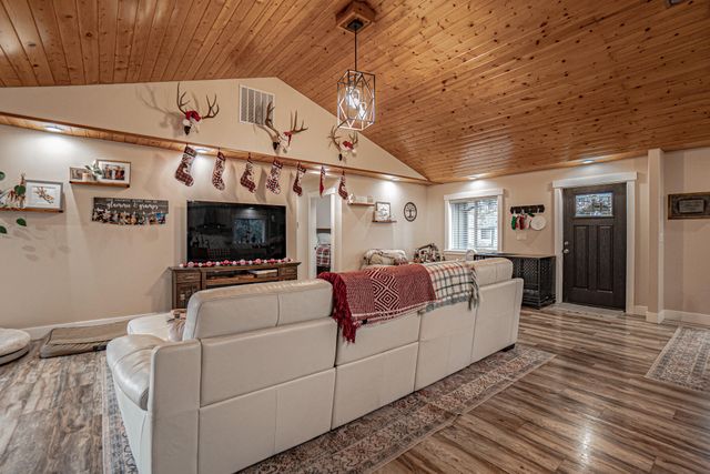 1027 Chevney Way, Shady Cove, OR 97539