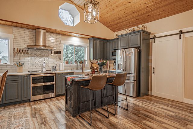 1027 Chevney Way, Shady Cove, OR 97539