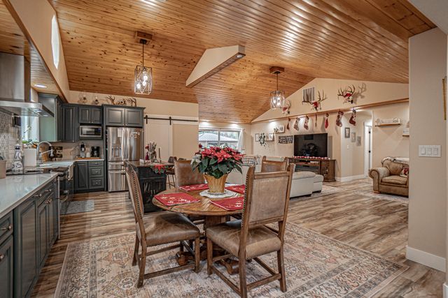 1027 Chevney Way, Shady Cove, OR 97539