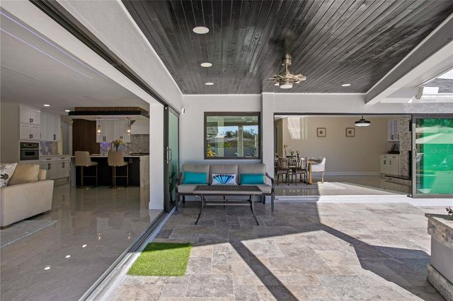 900 31ST AVENUE NE, St Petersburg, FL 33704