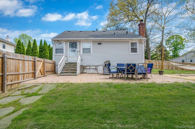 6 Satinwood Road, Rocky Point, NY 11778