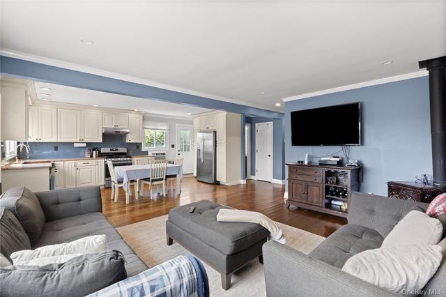 7 Edwards Drive, Shirley, NY 11967
