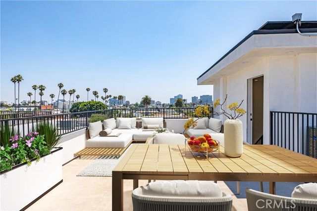 242 N DILLON, Silver Lake, CA 90026