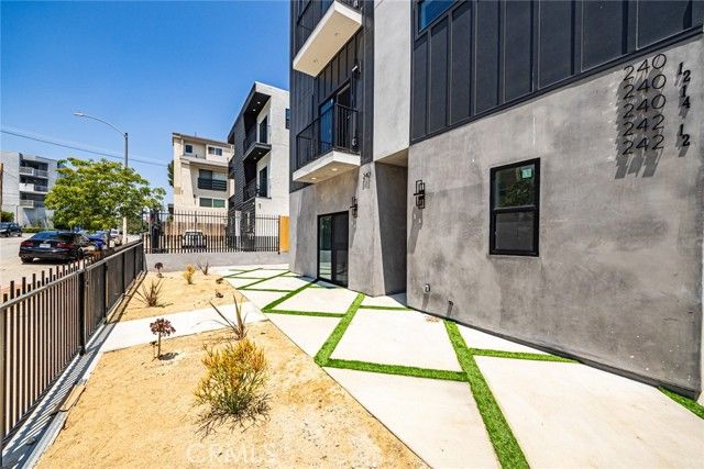 242 N DILLON, Silver Lake, CA 90026