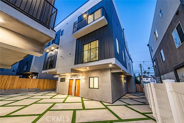 242 N DILLON, Silver Lake, CA 90026