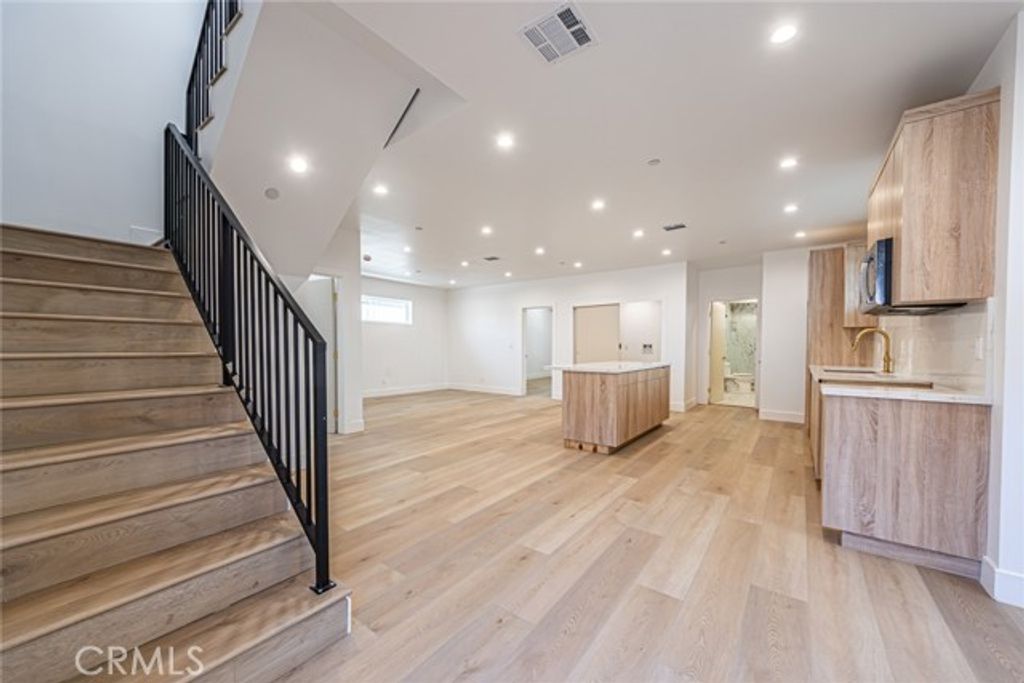 242 N DILLON, Silver Lake, CA 90026