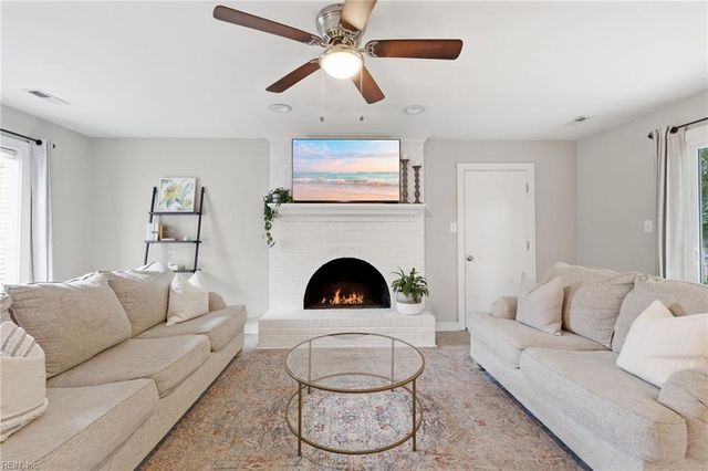 1264 Parkside PL, Virginia Beach, VA 23454