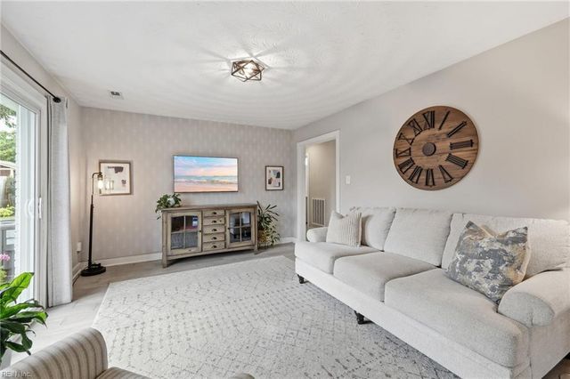 1264 Parkside PL, Virginia Beach, VA 23454
