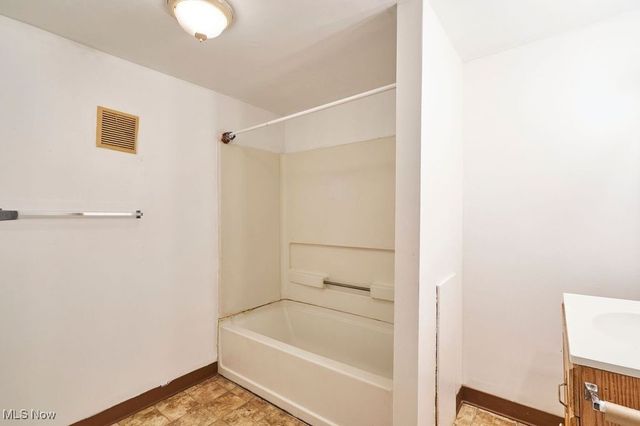 990 Baird Street, Akron, OH 44306