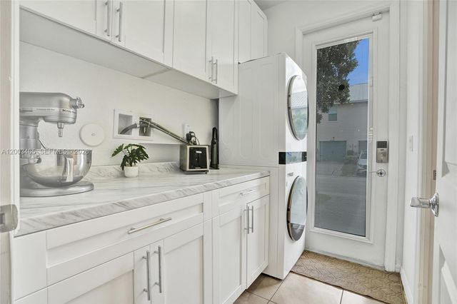 4002 Poinciana Ln, Hollywood, FL 33021