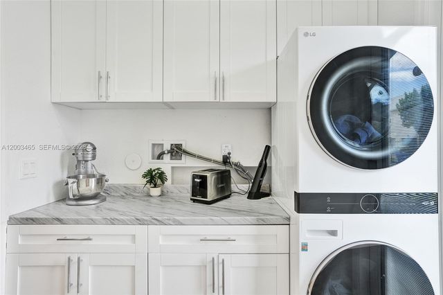 4002 Poinciana Ln, Hollywood, FL 33021