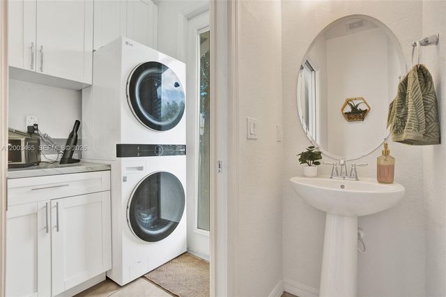 4002 Poinciana Ln, Hollywood, FL 33021