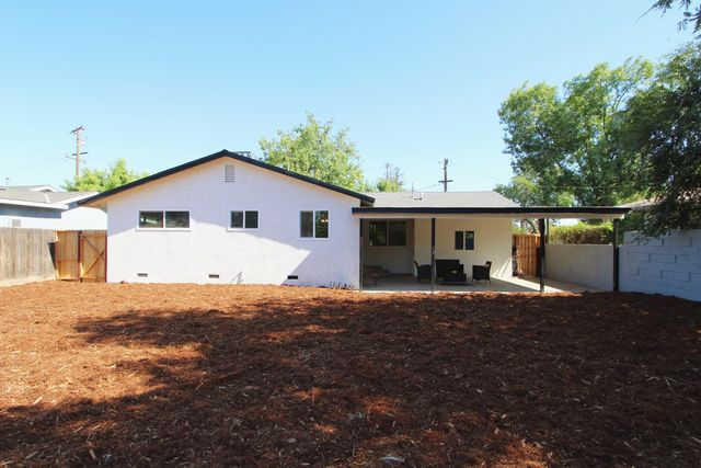 1537 W Hampton Way, Fresno, CA 93705