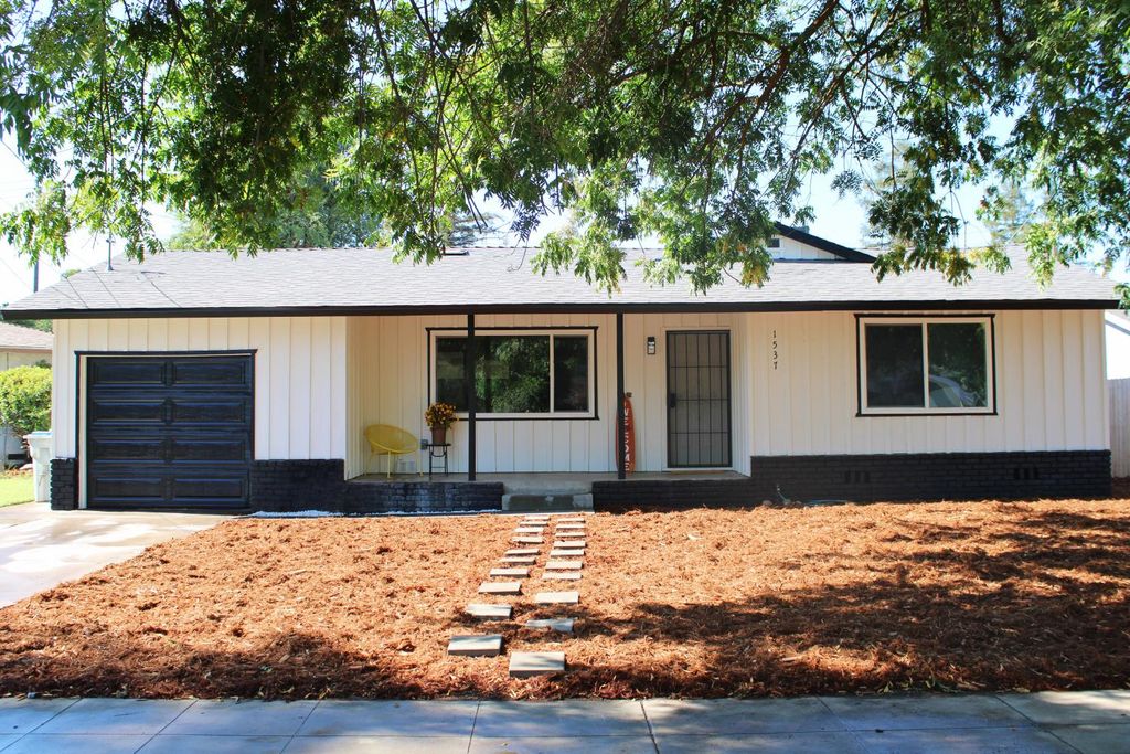 1537 W Hampton Way, Fresno, CA 93705