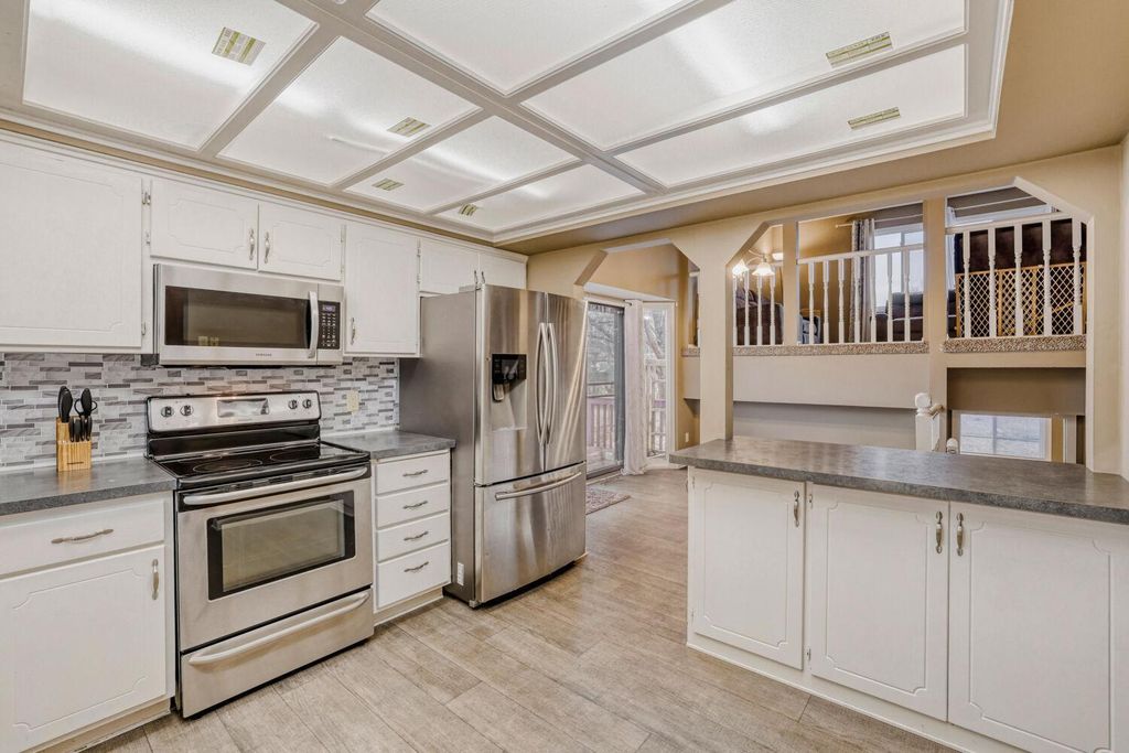 9733 Thomas Avenue N, Brooklyn Park, MN 55444