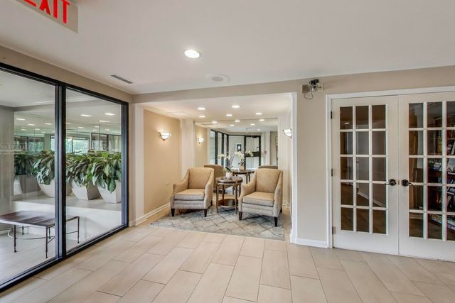 2020 Chestnut Avenue 312, Glenview, IL 60025