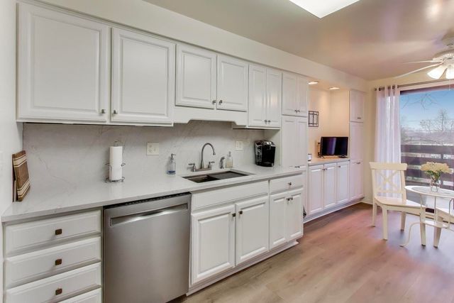 2020 Chestnut Avenue 312, Glenview, IL 60025