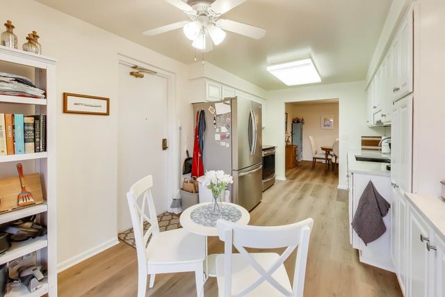 2020 Chestnut Avenue 312, Glenview, IL 60025